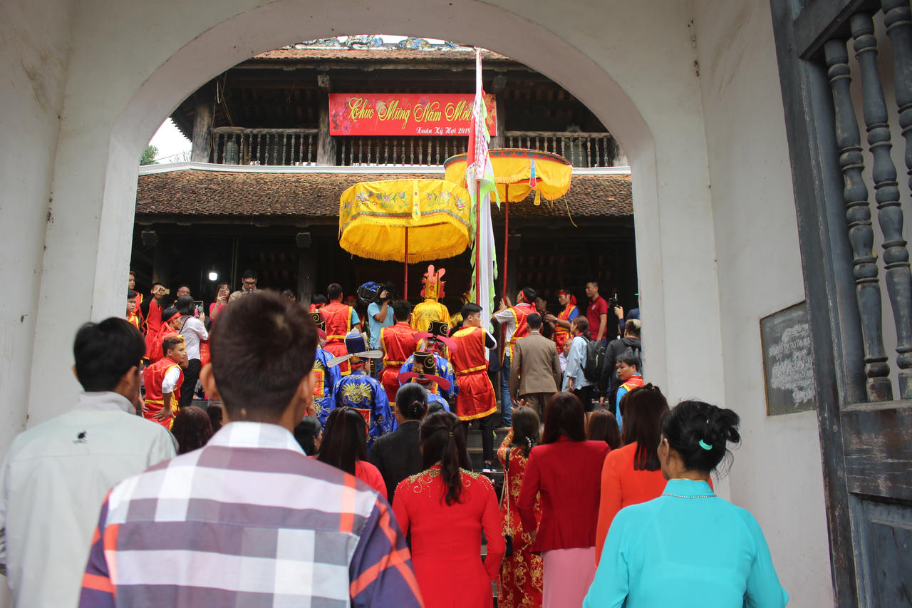 Đoàn người rước 'vua sống' kéo dài hàng km ở Hà Nội